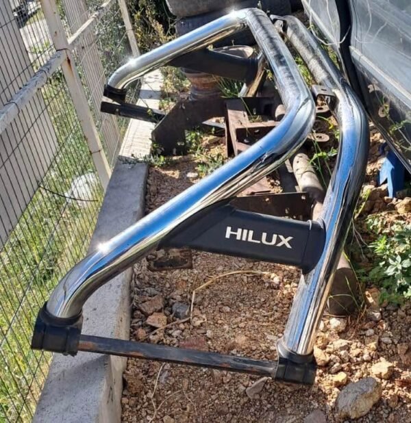Defensa Toyota Hilux completa con emblemas, original en excelente estado