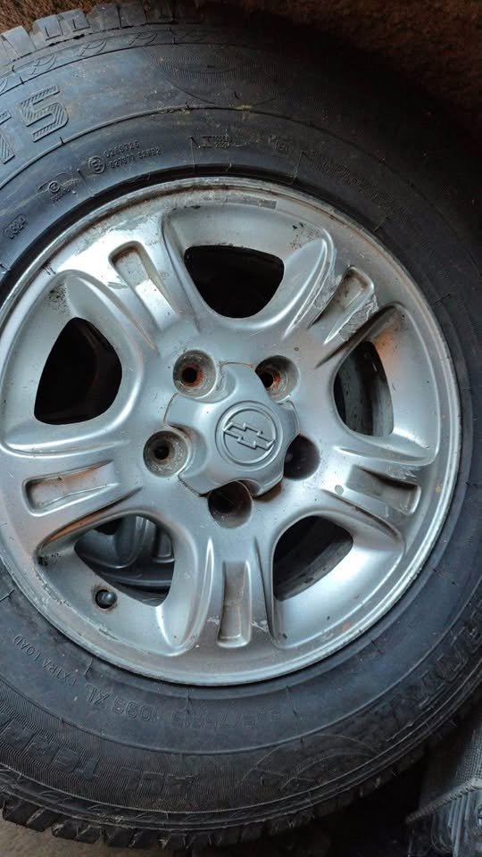 Llantas s10 de aleación 5 agujeros con cubiertas NUEVAS SIN USO, el juego R15